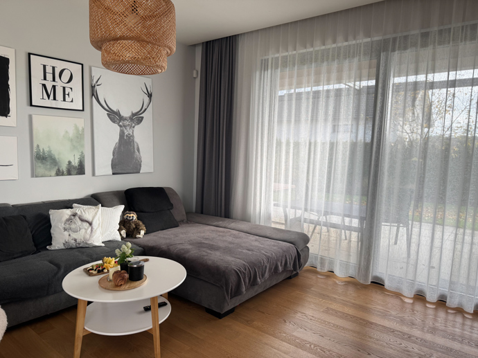 K příjemnému povídání nejen o jejich vysněném bydlení nás pozvali do svého obývacího pokoje. Ten je velmi krásný a prostorný a lze z něj vstoupit do zahrady a na terasu.