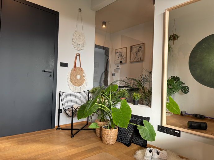 Jóga room a zrcadlo, kde Soňa natačí videa a motivuje ostatní ke cvičení.