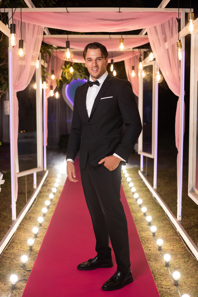 Honzi Michálek nahodil oblek.