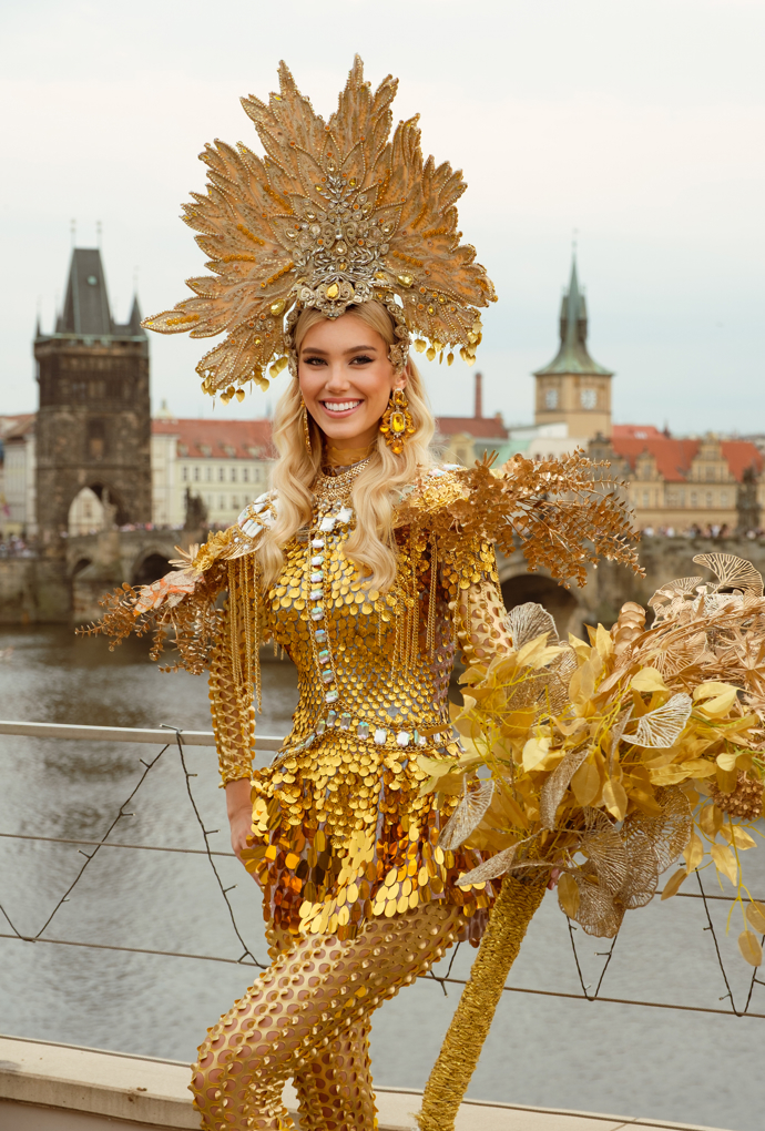 Natálie Puškinová v kostýmu české lípy.