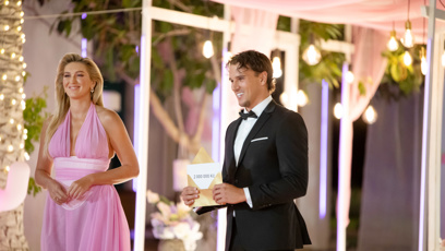 FOTO: Honzi Michálek si vybral obálku s penězi.