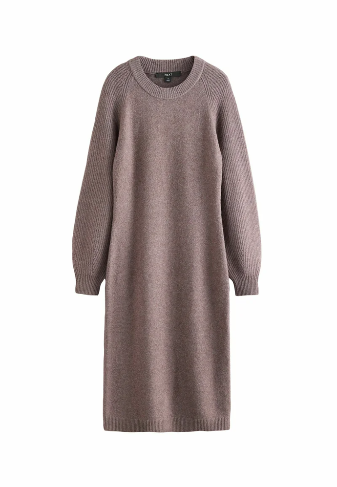 Úpletové pouzdrové šaty tón v tónu seženete třeba u značky Next za 1380 Kč.