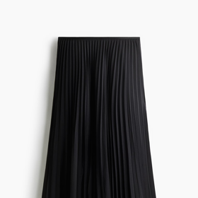 Plisovaná sukně by vám neměla chybět v podzimní módní výbavě. Plisování černou barvu zjemní a ozvláštní. Tento kousek prodává H&M za 859 Kč.