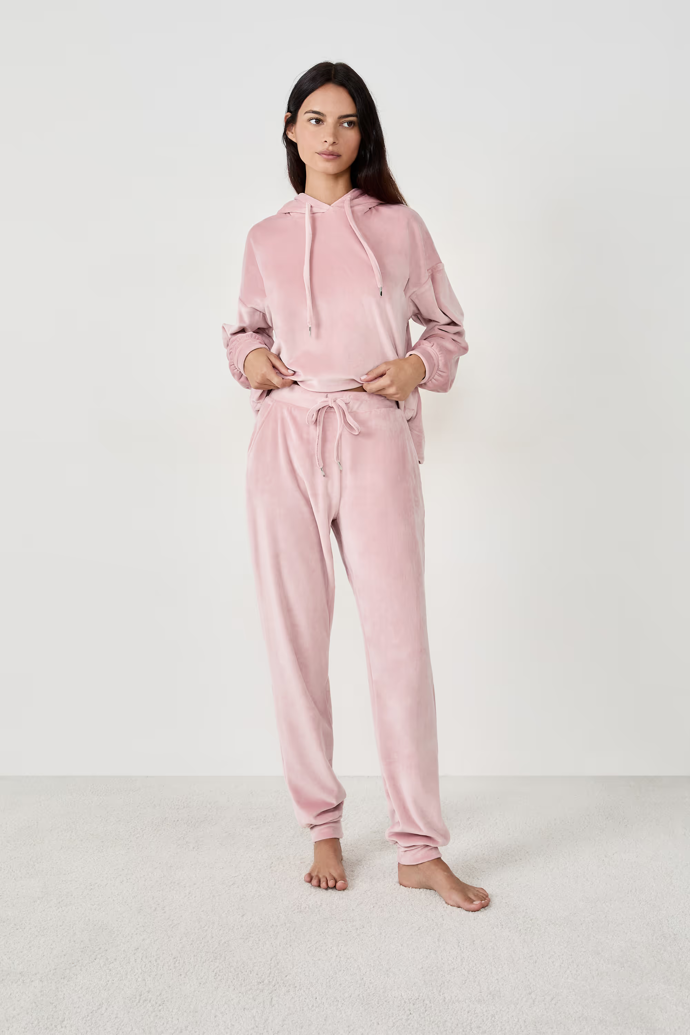 Mikina s kapucí a pyžamové kalhoty s efektem sametu, Etam, mikina 989 Kč, kalhoty 769 Kč