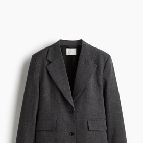 Sako v antracitové šedé s decentním kostkovaným vzorem prodává třeba H&M za 1239 Kč.