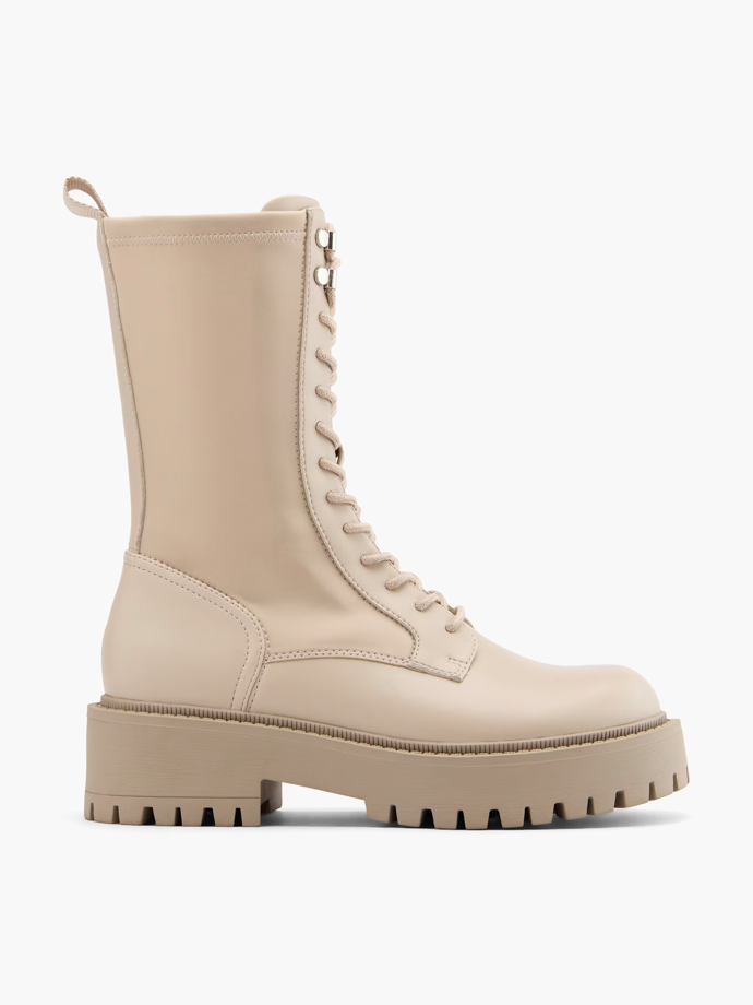 Outfit můžete doplnit šněrovací botami, třeba jako je tento model z nabídky Deichmann za 1299 Kč.