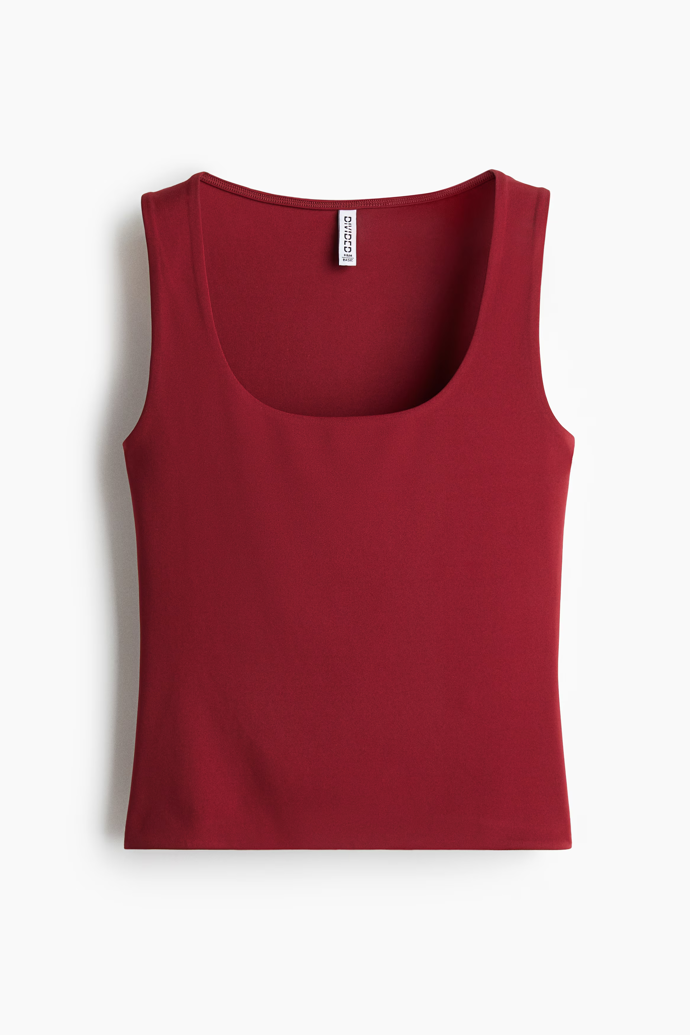 Hlubší výstřih si jako Adéla Gondíková můžete pojistit topem tón v tónu. Toto tílko je od H&M a stojí 239 Kč