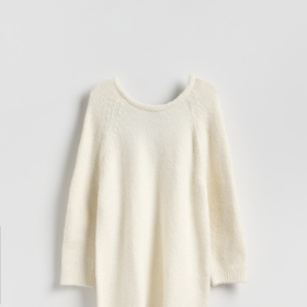 Sáhnout můžete i po krémové variantě. Tento kousek s kontrastním černým ozdobným vázáním vzadu je od značky Reserved a stojí 
899 Kč