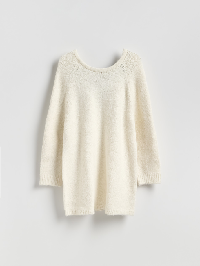 Sáhnout můžete i po krémové variantě. Tento kousek s kontrastním černým ozdobným vázáním vzadu je od značky Reserved a stojí 
899 Kč