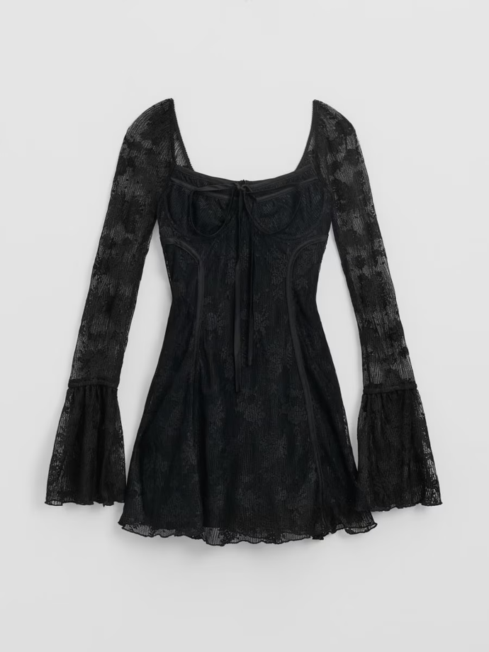 Šaty s krajkou a trumpetovými rukávy po vzoru Catherine Zety-Jones koupíte u House za 999 Kč.