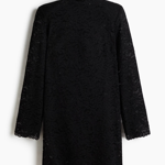 Krajkové šaty s rolákovým límečkem seženete u H&M za 1239 Kč.