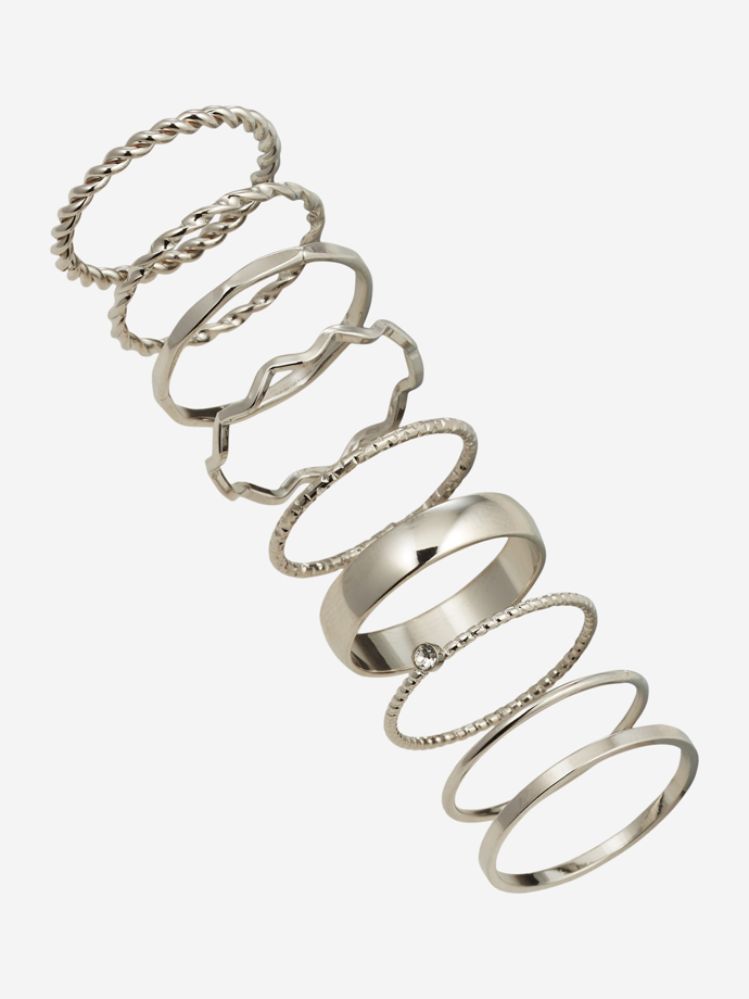 Vystačíte si s jednoduchými doplňky, ale jako Eva Pavlová můžete sáhnout i po stříbrných prstenech, který outfitu dodají další dávku ženskosti. Tuto sadu pořídíte u ABOUT YOU za 529 Kč.