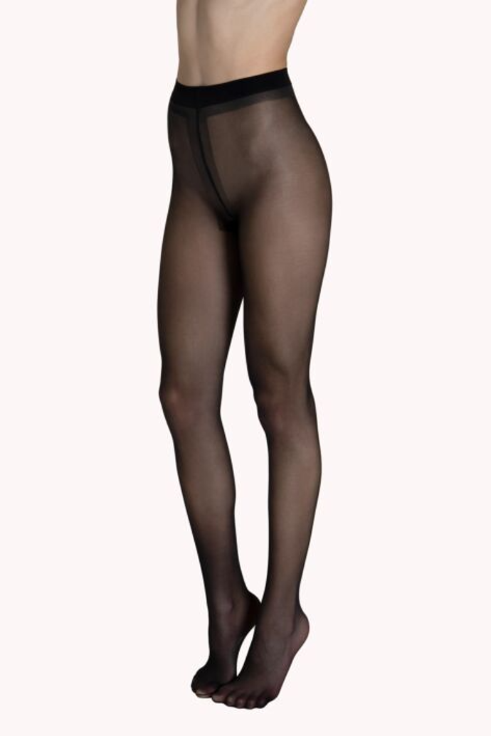 Celý look doplňte černými poloprůhlednými matnými punčocháčemi. Tyto má v nabídce značka Lisca za 299 Kč