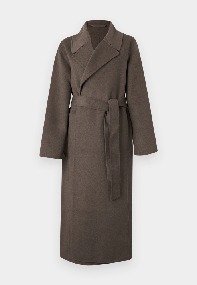 Základem každého luxusního podzimního looku je kvalitní kabát. Tento model prodává značka GAP za 6220 Kč