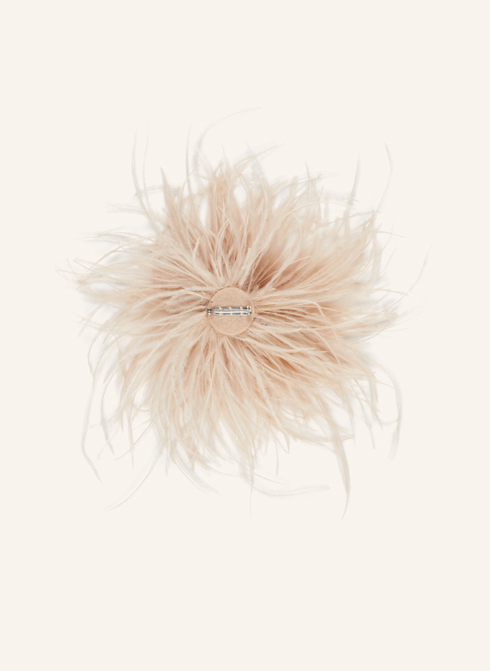 Nebo můžete přidat brož s peříčky pro boho nádech. Tento kousek koupíte u značky LUISA CERANO za 1710 Kč