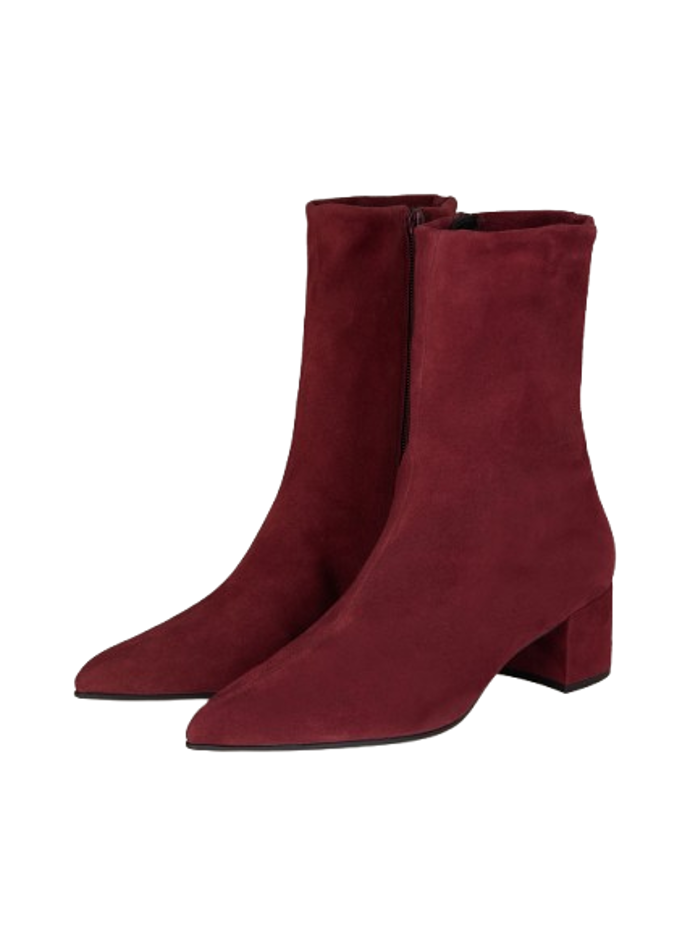 Boty do špičky jsou k širokým nohavicím perfektní volbou. Opticky prodlouží a zeštíhlí nohy, a pokud zvolíte obuv v podobném odstínu jako zbytek outfitu, máte vyhráno. Tento semišový pár, který krásně vyváží saténový lesk, prodává značka Högl za 6499 Kč.