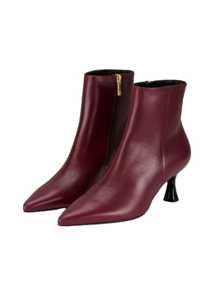 Celý look perfektně doladí kotníčkové boty. Tento kožený model seženete u značky Högl za 6150 Kč.