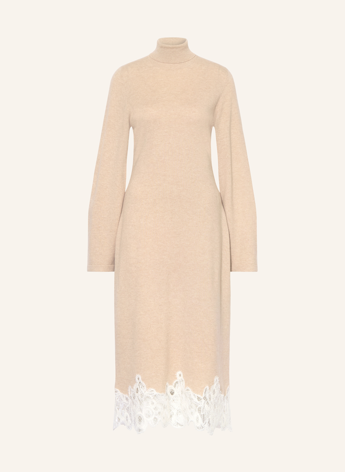 Alternativou můžou být třeba tyto pletené šaty s  rolákem krajkou. Prodává je značka FABIANA FILIPPI za 16250 Kč