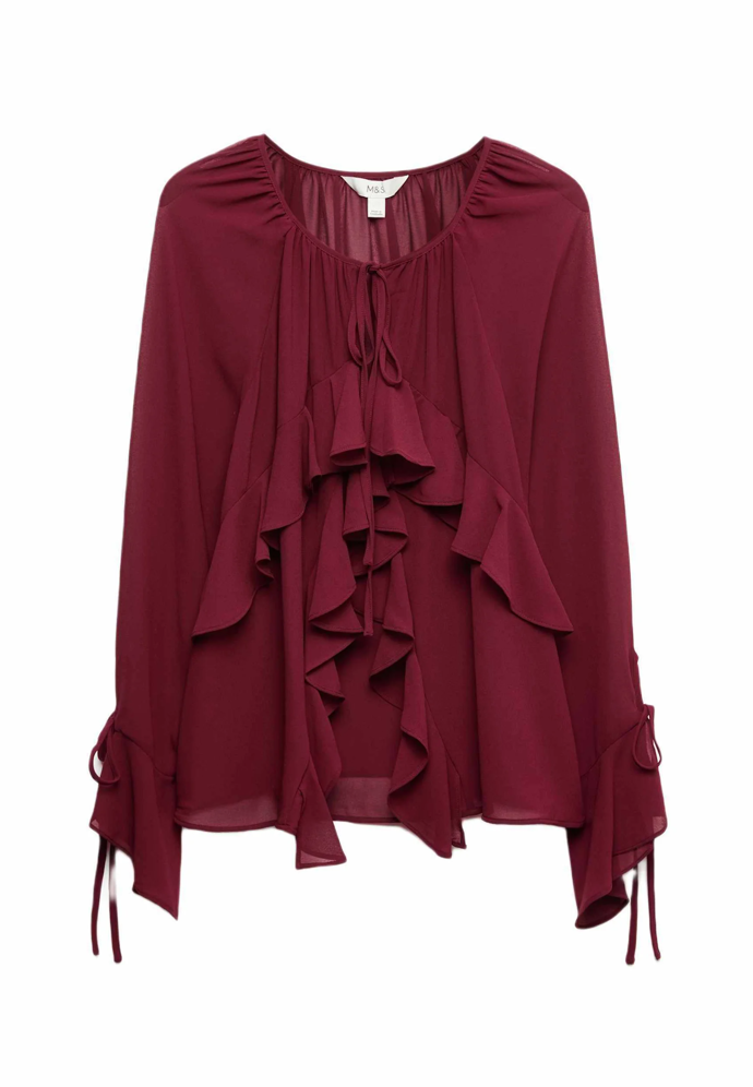 Svůj look tón v tónu ozvláštníte podobně jako Dana Morávková volánovou blůzou. Tuto halenku má v nabídce značka Marks&Spencer za 982 Kč.