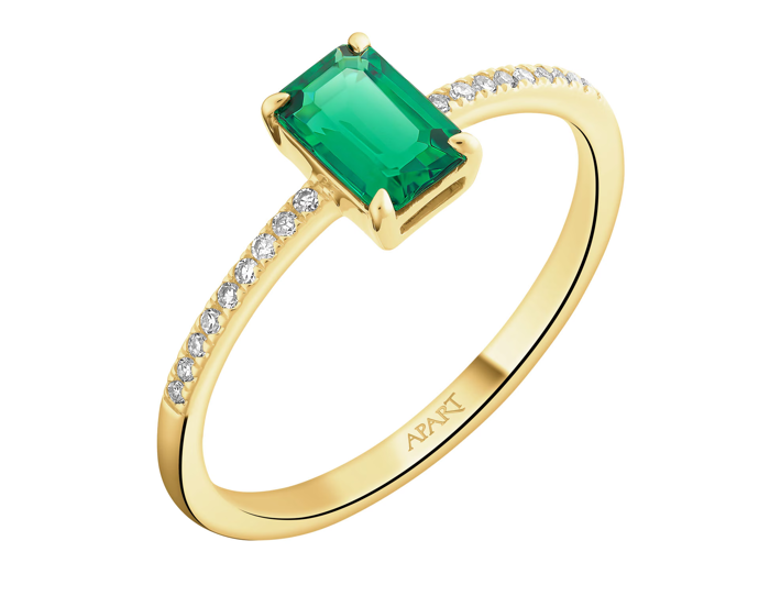 K šatům s výstřihem ke krku se náhrdelník nehodí. Dobrou volbou jsou ale další šperky, jako náušnice nebo prsten. Tento zlatý kousek s diamanty a syntetickým smaragdem má v nabídce Apart za 13 590 Kč.