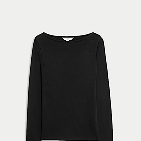 Základní top z čisté bavlny s lodičkovým výstřihem seženete například u značky Marks&Spencer za 369 Kč.