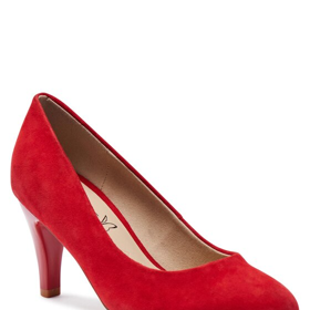 Leona Machálková doplnila zelené šaty červenými lodičkami. Tento model seženete u Caprice za 1 799 Kč