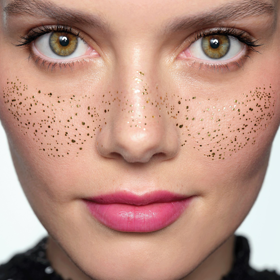 ...a rázem máte na tváři pihy, klidně i v trendy třpytivých verzích, které jsou perfektní na večírky.