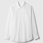 Základem šatníku i outfitu Evy Burešové je bílá oversize košile. Tuto pořídíte u GAP za 1799 Kč.