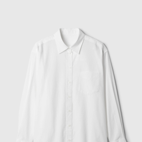 Základem šatníku i outfitu Evy Burešové je bílá oversize košile. Tuto pořídíte u GAP za 1799 Kč.