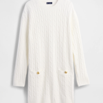 Šaty v mini délce dodají klasickému outfitu mladistvý šmrnc. Toto bílé svetrové provedení se zlatými knoflíky koupíte pořídíte u GAP za 2299 Kč