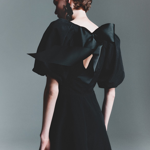 Šaty s balonovým rukávem a mašlí na zádech, H&M, 1099 Kč