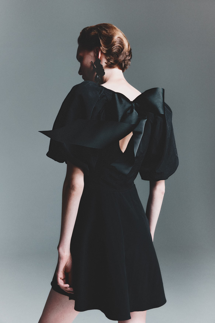 Šaty s balonovým rukávem a mašlí na zádech, H&M, 1099 Kč