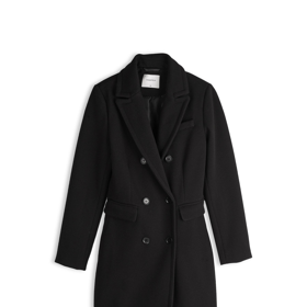 Skvělým základem je delší černý kabát. Tento dvouřadý model prodává Gate za 1198 Kč