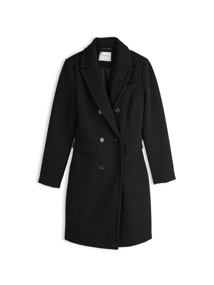 Skvělým základem je delší černý kabát. Tento dvouřadý model prodává Gate za 1198 Kč