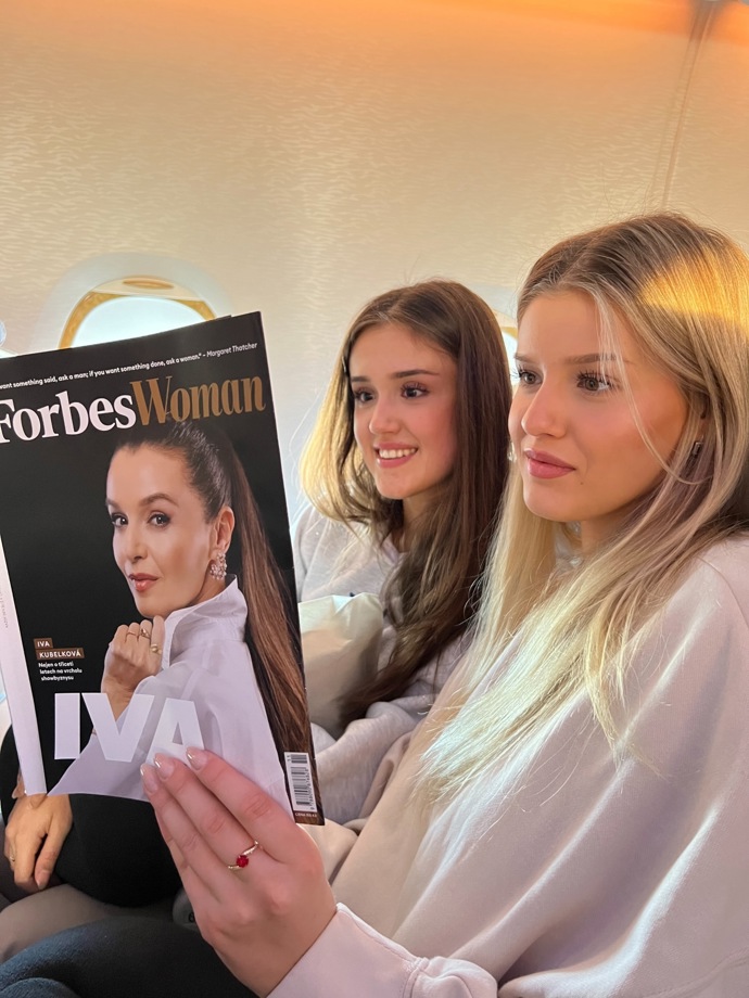 Dcery Ivy Kubelkové v letadle. 