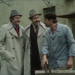 Režisér Petr Schulhoff režíroval v roce 1977 komedii Já to tedy beru, šéfe. Byl zároveň i autorem scénáře k tomuto filmu. Na snímku jsou Luděk Sobota a Petr Nárožný v rolích náborářů, za jejichž praktiky by se nemuseli stydět mafiáni ani agenti tajné služby... na snímku s nimi je i herec Jiří Lír.