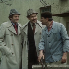 Režisér Petr Schulhoff režíroval v roce 1977 komedii Já to tedy beru, šéfe. Byl zároveň i autorem scénáře k tomuto filmu. Na snímku jsou Luděk Sobota a Petr Nárožný v rolích náborářů, za jejichž praktiky by se nemuseli stydět mafiáni ani agenti tajné služby... na snímku s nimi je i herec Jiří Lír.