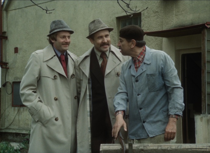 Režisér Petr Schulhoff režíroval v roce 1977 komedii Já to tedy beru, šéfe. Byl zároveň i autorem scénáře k tomuto filmu. Na snímku jsou Luděk Sobota a Petr Nárožný v rolích náborářů, za jejichž praktiky by se nemuseli stydět mafiáni ani agenti tajné služby... na snímku s nimi je i herec Jiří Lír.