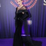 Pochvaly se shodou okolností dočkala za taktéž černý, ale nadčasový model, i zpěvačka a modelka Jitka Boho. 