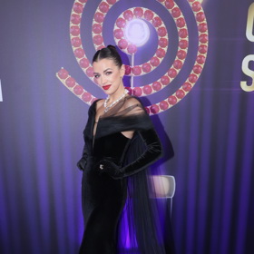 Pochvaly se shodou okolností dočkala za taktéž černý, ale nadčasový model, i zpěvačka a modelka Jitka Boho. 