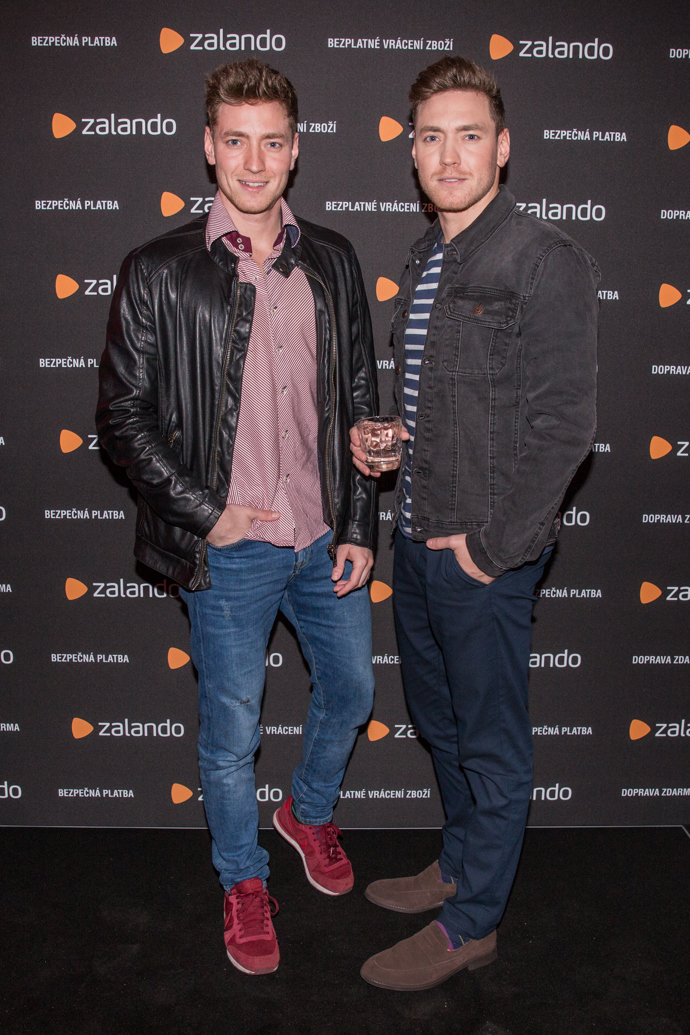 Divákům jistě ulehčí, když budou mít před kamerami každý trochu jiné oblečení, aby se nepletli. 