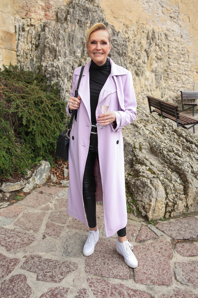 Heleně Vondráčkové ve skříni nechybí jemný a decentní, ale pořád dostatečně výrazný kabát v něžné levandulové. Eleganci odstínu i střihu kabátu zpěvačka vyvažuje bílými teniskami