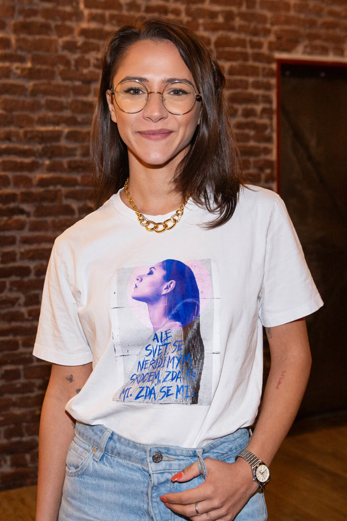 Eva Burešová už obléká také svůj vlastní merch. 