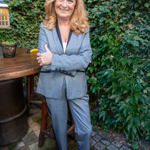 Tady se můžete podívat na vlny foukané ven z obličeje, což působí jemnějším dojmem. 