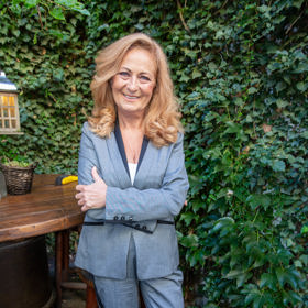 Tady se můžete podívat na vlny foukané ven z obličeje, což působí jemnějším dojmem. 