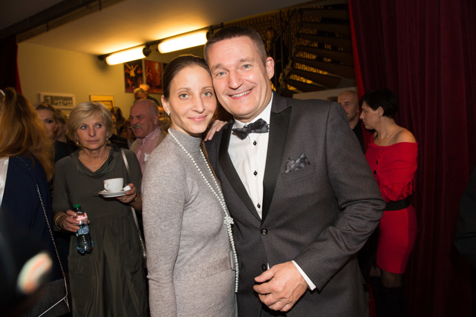 Ke snídani dělá Hronovi jeho manželka kakao, to je jejich rituál. 