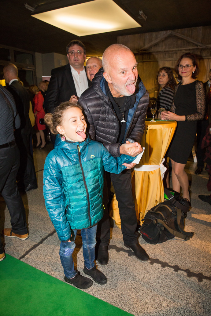 Na fotografy se nebála vypláznout jazyk. 