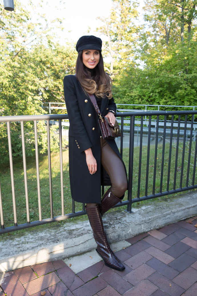 Eliška Bučková nosí na podzim vojenský kabát, koženkové legíny a černé vysoké kozačky. 