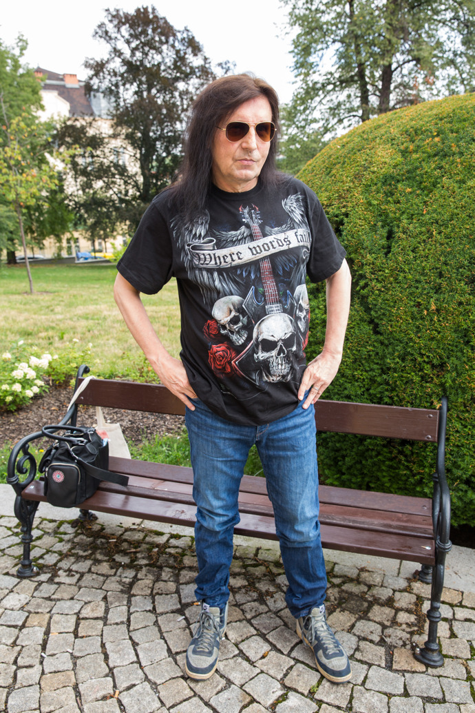 K džínám patří neodmyslitelně také tenisky. 