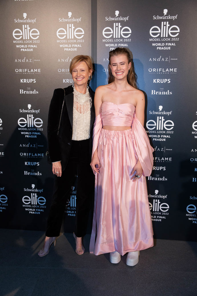 Sofie Anna v pastelově růžových večerních šatech. Maminka na ni může být právem pyšná. 